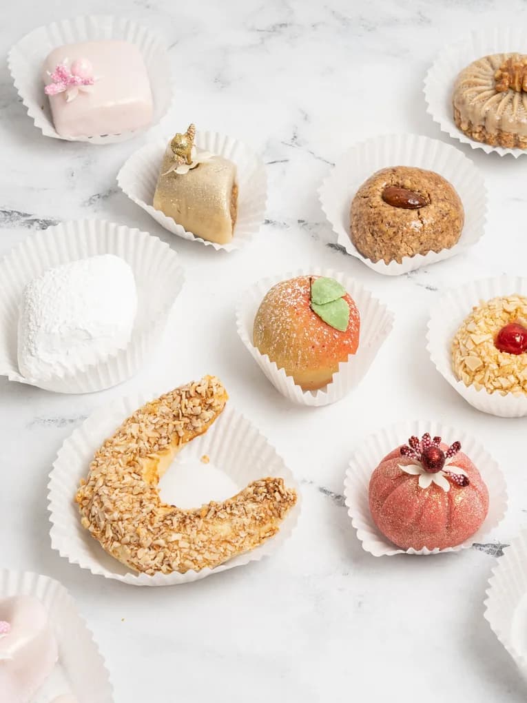 Plateau de gâteaux algériens décorés à la main